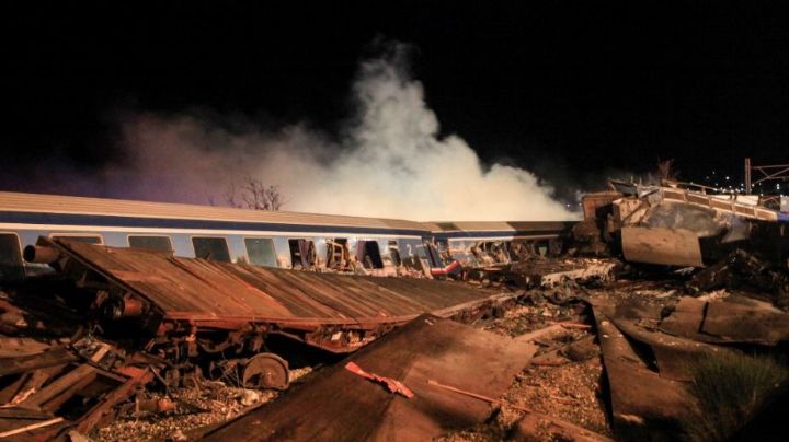 Dos trenes chocan en Grecia; estiman un saldo de 15 víctimas fatales y 60 heridos