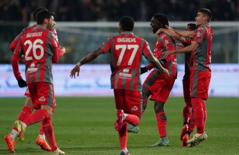 Johan Vásquez y Cremonese rompen una mala racha histórica en la primera división de Italia