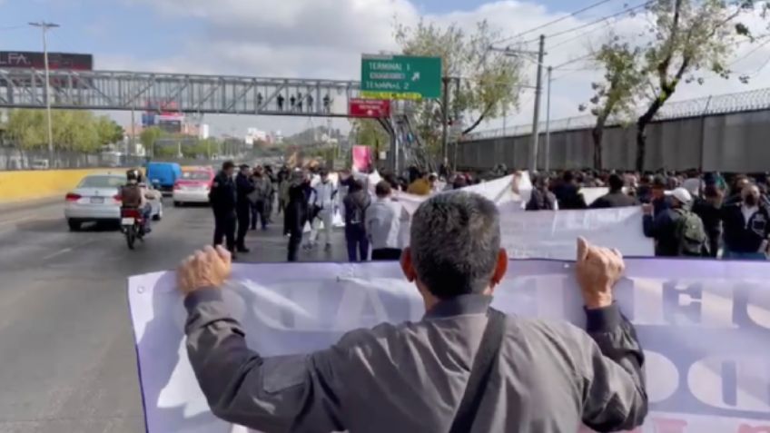 (VIDEO) Tómalo en cuenta: Manifestantes bloquean acceso a la Terminal 1 del AICM; esto exigen