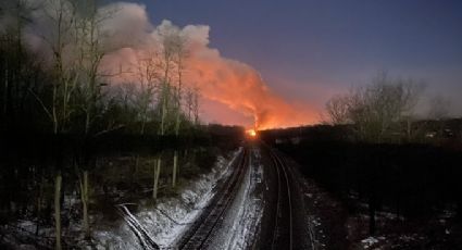 (VIDEO) Tragedia en Ohio: Tren descarrila y provoca un fuerte incendio; evacuan a más de 5 mil personas