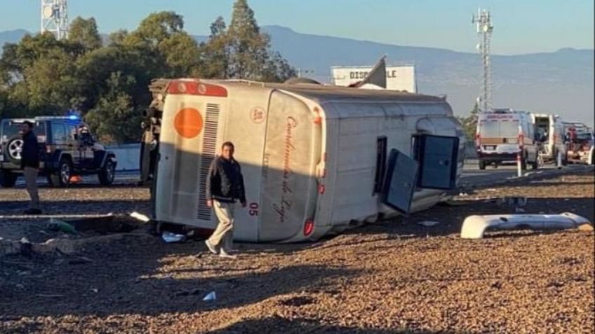 Fatídico accidente: Autobús se vuelca en la México-Puebla; hay 3 muertos y más de 20 heridos