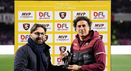 Guillermo Ochoa recibe premio al mejor jugador del Salernitana del mes de enero