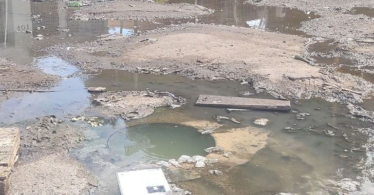 Drenaje colpasado en calles aledañas al plantel educativo