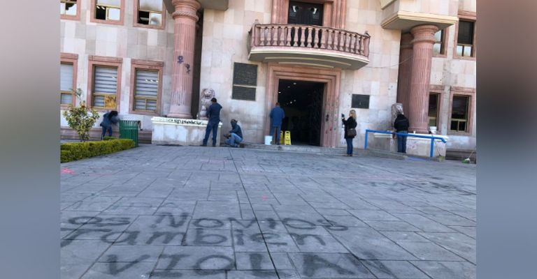 Mujeres que se movilizaron el 8M manifiestan su respaldo a periodista agredida por feministas en Cajeme