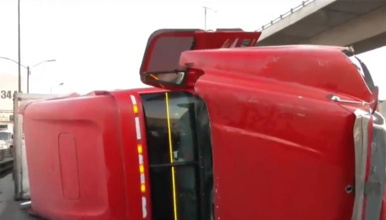 Tráiler volcado en Perinorte