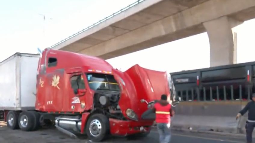Tráiler con bicicletas se vuelca sobre la México-Querétaro y provoca caos con dirección a la CDMX