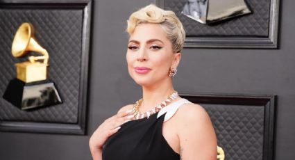 Al borde del llanto, sin maquillaje y en ropa casual; así llega Lady Gaga a los Oscar 2023