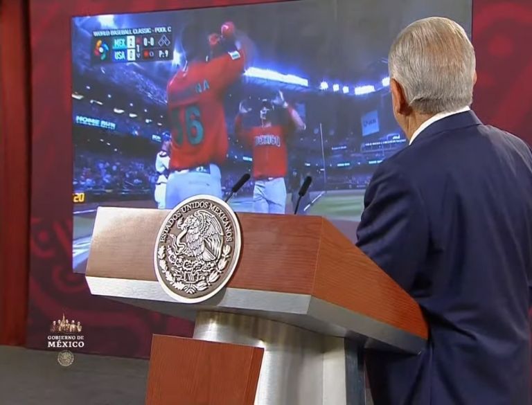 AMLO celebró el triunfo de la Selección de México de beisbol. Foto: Internet