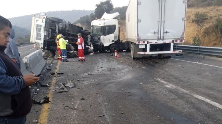 (VIDEO) Fuerte choque entre camiones de carga provoca cierre de Arco Norte con dirección a la CDMX