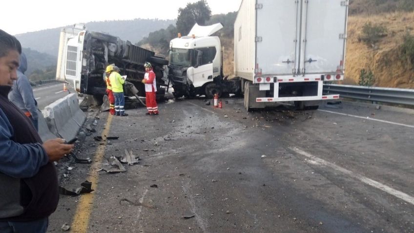 (VIDEO) Fuerte choque entre camiones de carga provoca cierre de Arco Norte con dirección a la CDMX