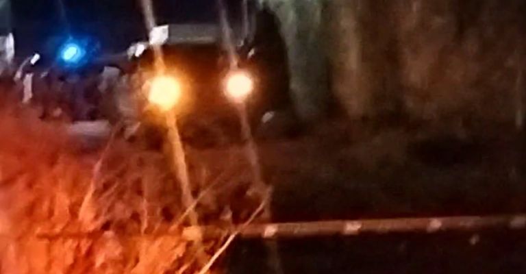 Autoridades llegan al sitio del crimen