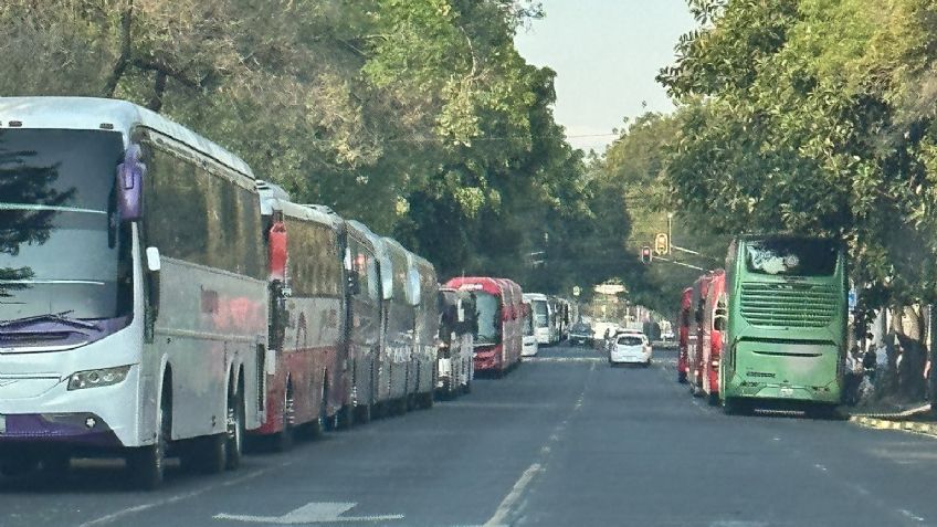 (FOTOS) Denuncian llegada de acarreados al Zócalo de CDMX para la marcha de AMLO este 18 de marzo