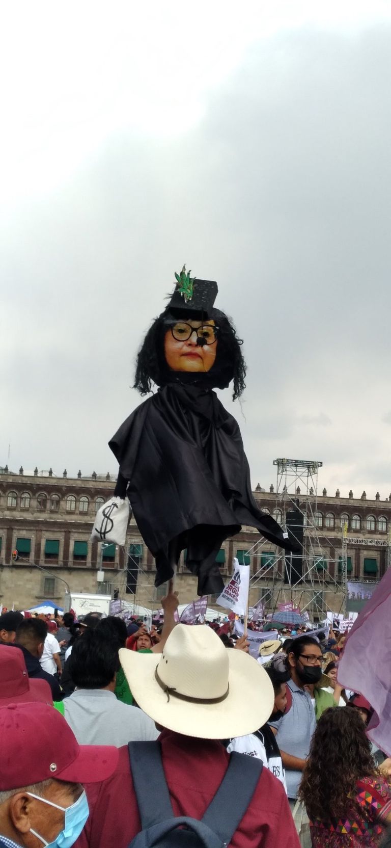 Piñata de Norma Piña en Marcha de AMLO