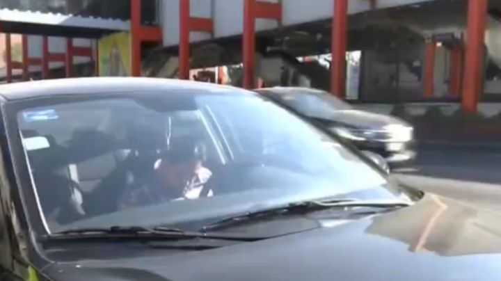 Presunto funcionario de la CDMX se emborracha en su auto y se queda dormido en Metro Xola