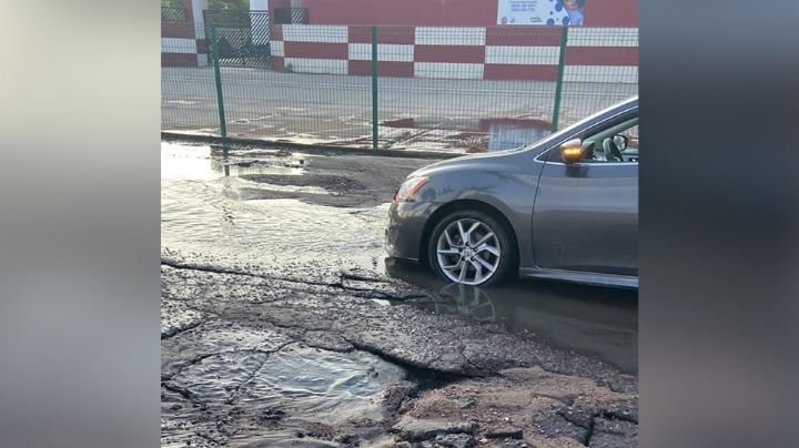 Colapsa drenaje en el sector Miramar de Guaymas; deja daños en vehículos y suspenden clases