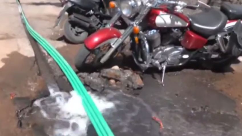Reportan mega fuga de agua en la Venustiano Carranza, en CDMX; Sacmex ya la atiende
