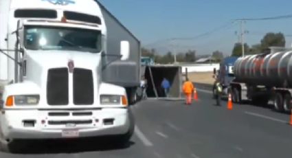 ¡No hay papel! Volcadura de un tráiler con papel higiénico provoca caos en autopista de Texcoco