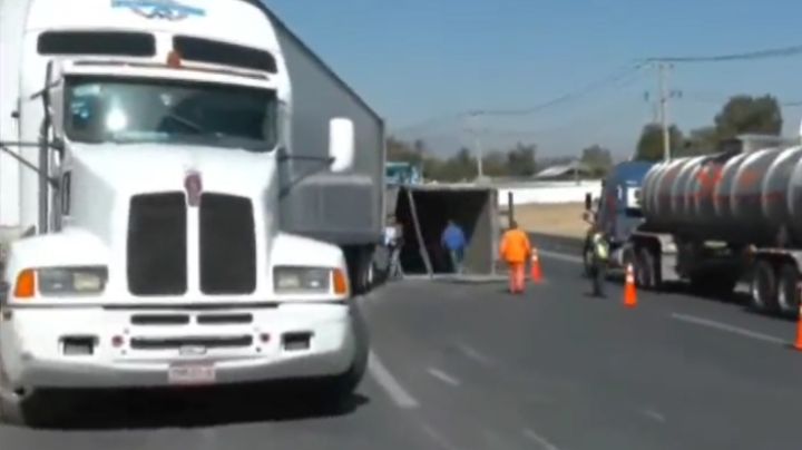 ¡No hay papel! Volcadura de un tráiler con papel higiénico provoca caos en autopista de Texcoco