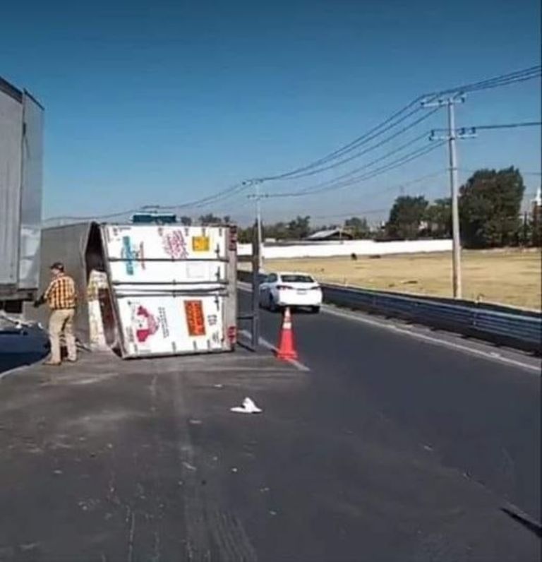 Tráiler volcado en Texcoco