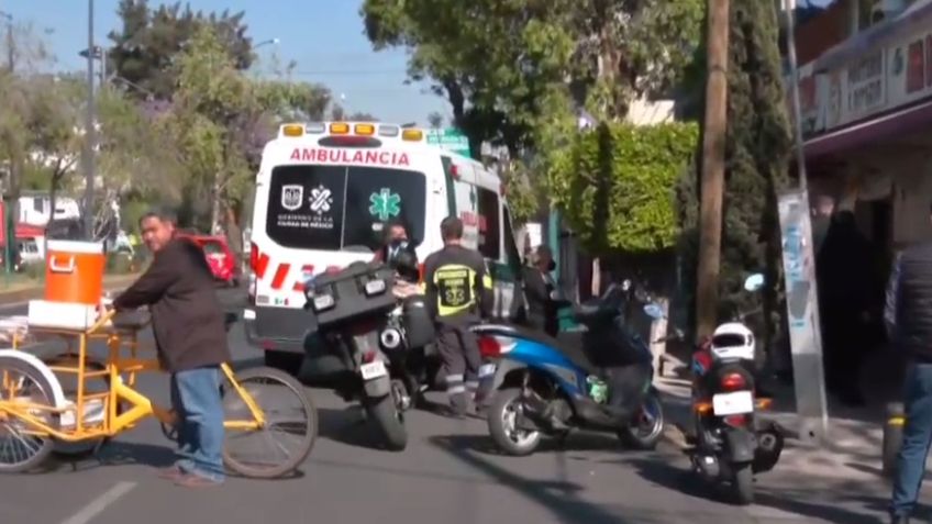 Fuerte impacto: Abuelita es atropellada por un motociclista en la alcaldía Venustiano Carranza