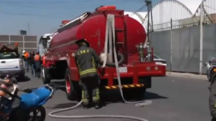 Nueva emergencia en la Central de Abastos de la CDMX; Autoridades sofocan un incendio en Iztapalapa