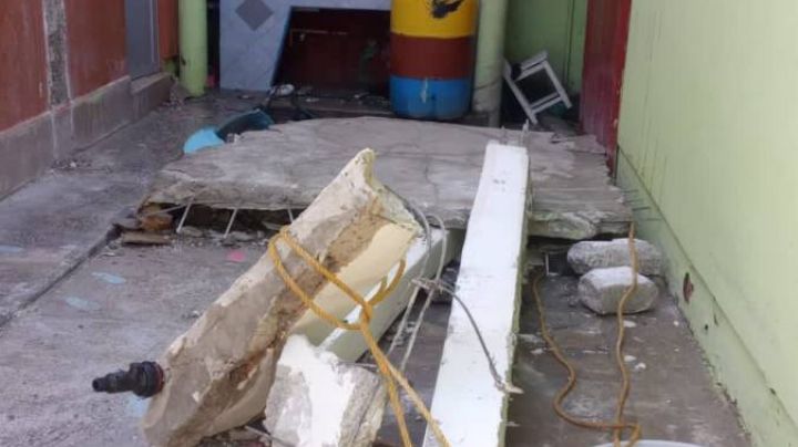 ¡Se le cayó el techo! Tras desplome mujer resulta lesionada en un jardín de niños en Ecatepec