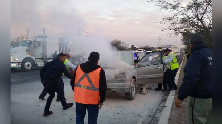 Elementos de Tránsito Municipal de Hermosillo salvan a perro de morir en un automóvil en llamas