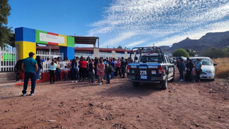 El plantel educatuvo fue tomado por los padres