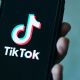 Surge nuevo reto viral que incita a los usuarios de TikTok a provocarse hematomas en el rostro