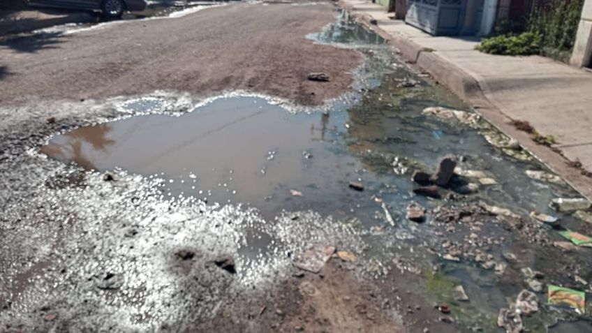 Habitantes de la colonia Machi López en Cajeme reportan varios drenajes colapsados