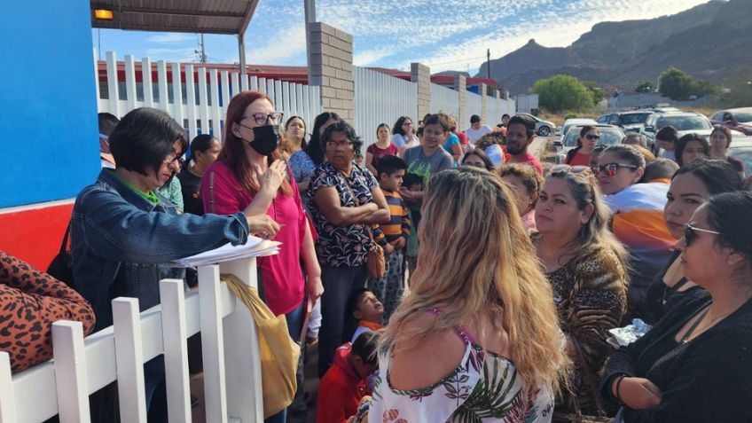 Padres de familia se manifiestan y cierran kínder en Guaymas; exigen cambio de conserje