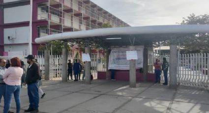 Padres de familia toman secundaria para exigir destitución de directora en Ciudad Obregón