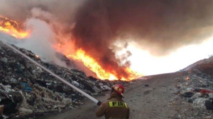 Incendio en relleno sanitario de Tepotzotlán cumple 24 horas; ya consumió 10 hectáreas de terreno