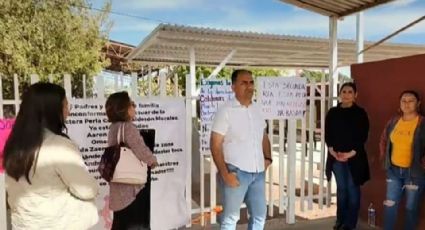 Padres de familia y docentes bloquean acceso e impiden clases en secundaria técnica en Guaymas