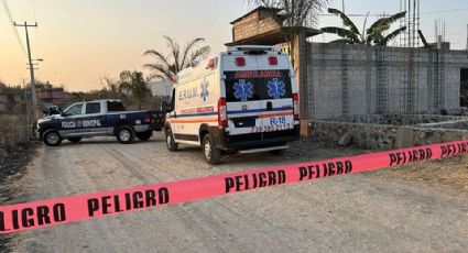 Localizan a hombre con impactos de bala en un predio baldío de Morelos; estaba 'encobijado'