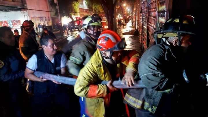 VIDEO: Así fue el voraz incendio en Buenavista, Centro de CDMX, que dejó dos víctimas letales