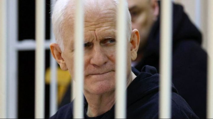 Alés Bialiatski pasó de ganar el Nobel de la Paz a ser condenado a 10 años en la cárcel