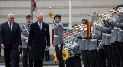 Carlos III concluye su primer viaje como monarca en Alemania; el aspecto de sus dedos causa alerta