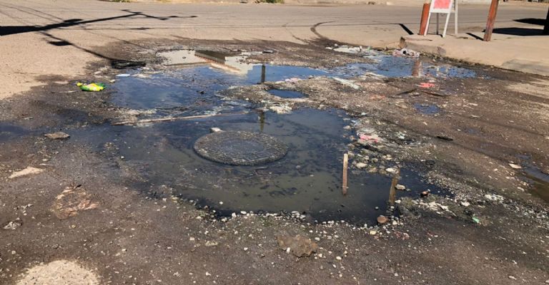 Vecinos de la colonia las Fuentes presentan problemas con el alcantarillado