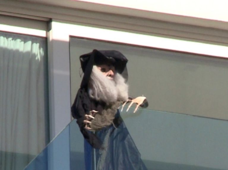 Bruja en el balcón de Shakira 