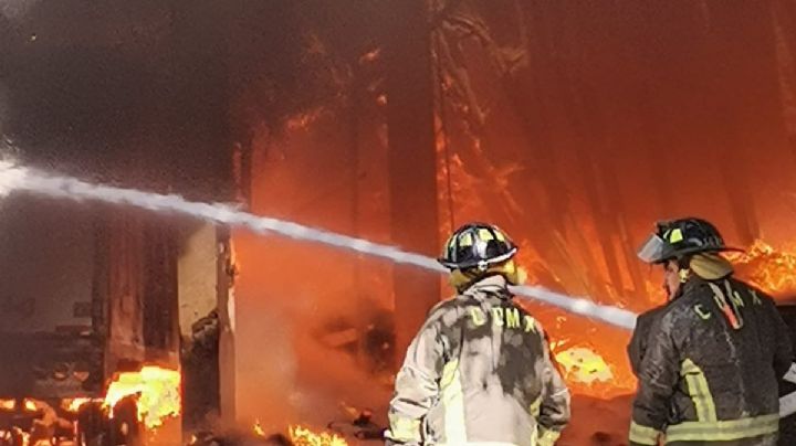 (VIDEO) Bomberos combaten fuerte Incendio en fábrica en la alcaldía Azcapotzalco