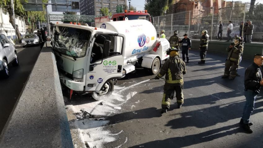 Pipa de Gas LP que se impacta contra muro de contención en CDMX; Bomberos arriban al sitio