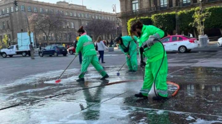 La otra cara del 8M: Trabajadoras del servicio de limpia 'enchulan' la CDMX tras marcha