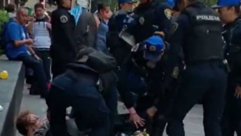 (VIDEO) Captan a policías de la CDMX despojar con violencia mercancía a vendedora