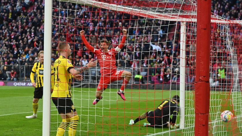 VIDEO: El insólito error del portero del Borussia Dortmund que ayudó en triunfo del Bayern Munich