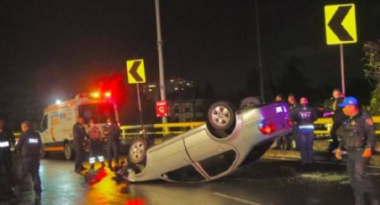 Terrible accidente: conductor pierde el control y se vuelca sobre el puente de Río San Joaquín, CDMX