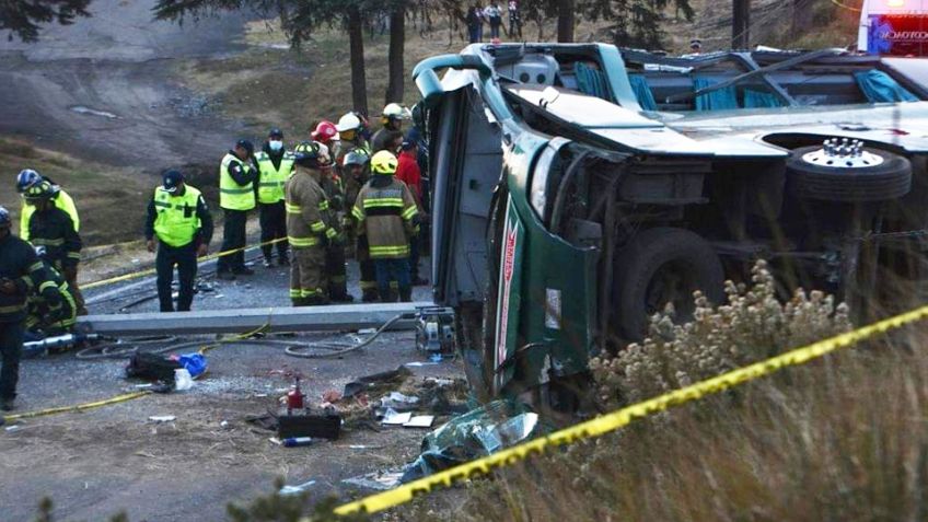 Procesan a chofer de autobús que volcó en carretera de Edomex; hay tres muertos y 35 heridos