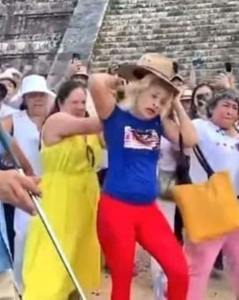 Española sube a la pirámide de Kukulcán 