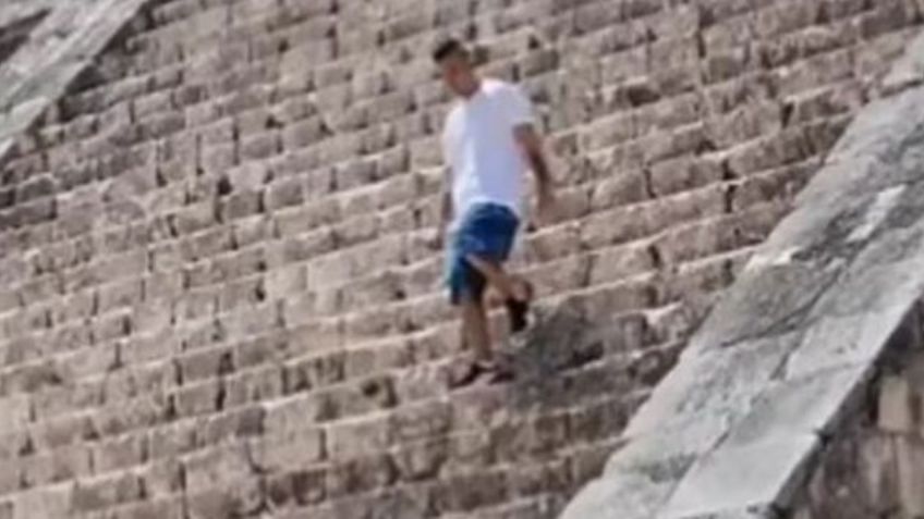 (VIDEO) No entienden: Turista sube, otra vez, a la Pirámide de Kukulcán pero se salva de los golpes
