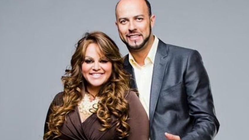 Ex de Jenni Rivera es captado con nueva conquista tras salir de prisión; empuja a reporteros